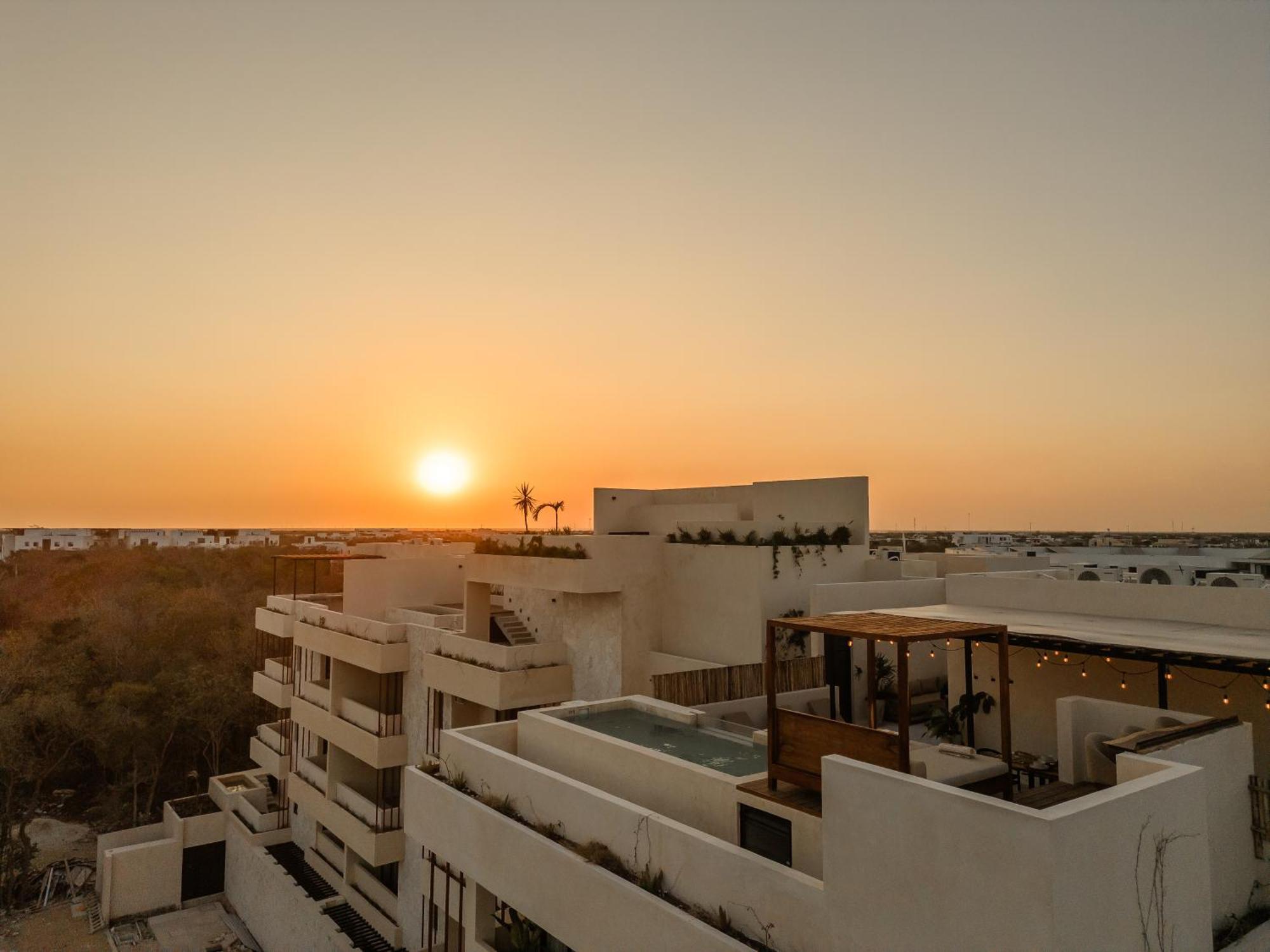 Deluxe 2-story Penthouse Pool & Bbq Rooftop Apartment