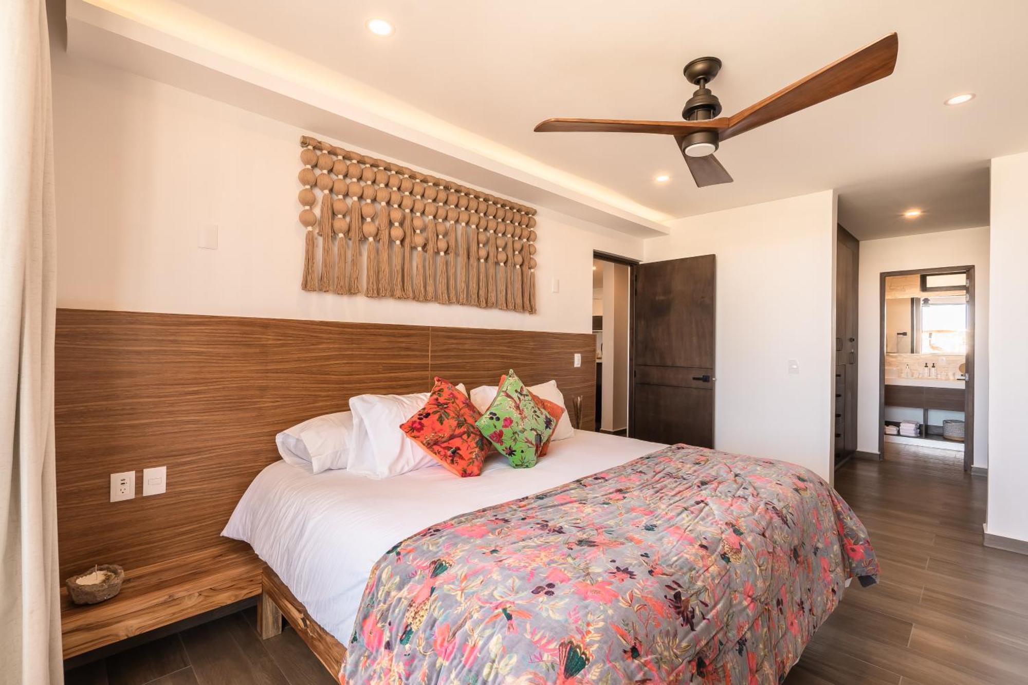 Deluxe 2-story Penthouse Pool & Bbq Rooftop Apartment